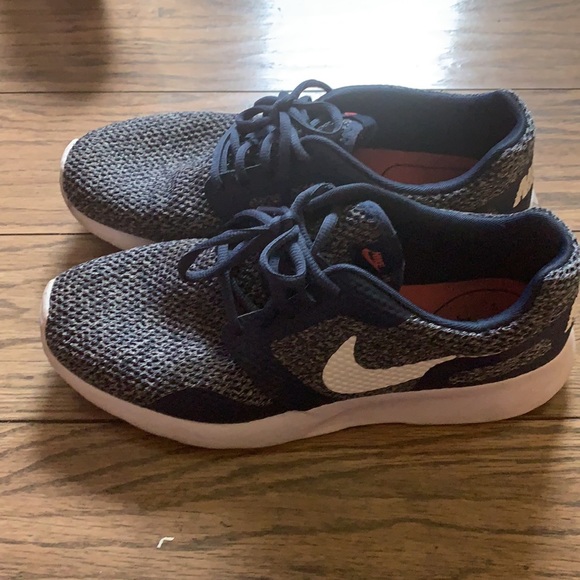 Nike navy training shoes. - Picture 2 of 4